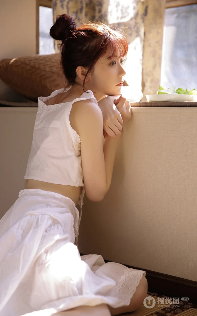 看起来不开心的丸子头漂亮女生白衣长裙清爽夏日写真图片