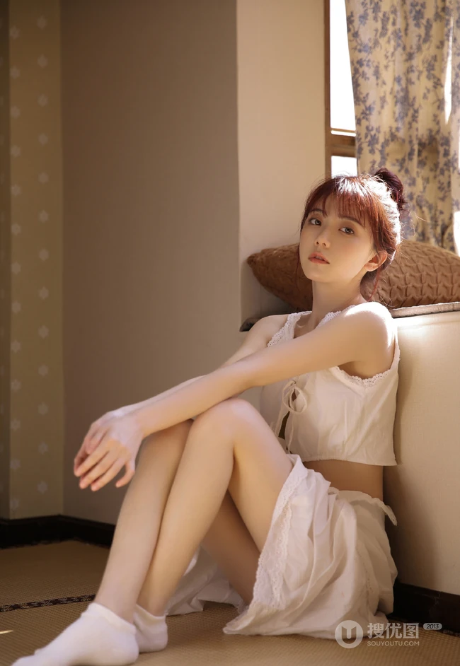 看起来不开心的丸子头漂亮女生白衣长裙清爽夏日写真图片