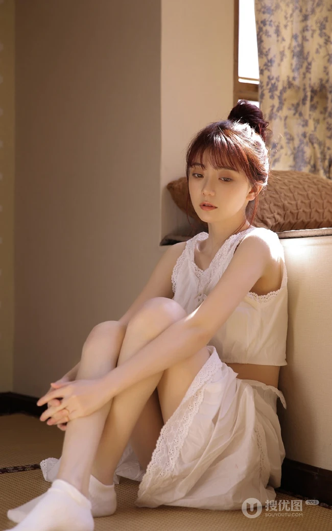 看起来不开心的丸子头漂亮女生白衣长裙清爽夏日写真图片
