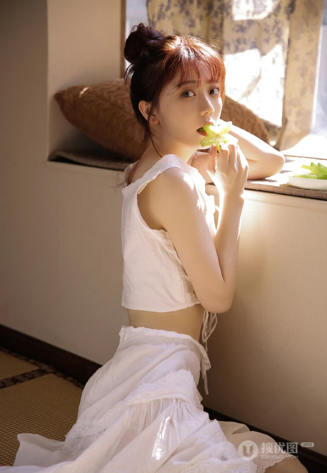 看起来不开心的丸子头漂亮女生白衣长裙清爽夏日写真图片