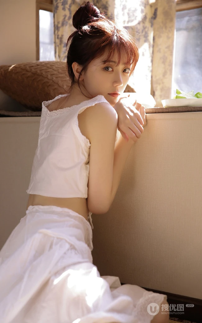 看起来不开心的丸子头漂亮女生白衣长裙清爽夏日写真图片