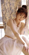 看起来不开心的丸子头漂亮女生白衣长裙清爽夏日写真图片
