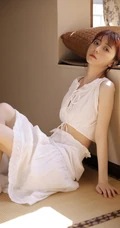 看起来不开心的丸子头漂亮女生白衣长裙清爽夏日写真图片