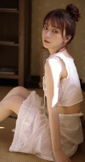 看起来不开心的丸子头漂亮女生白衣长裙清爽夏日写真图片