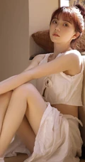看起来不开心的丸子头漂亮女生白衣长裙清爽夏日写真图片