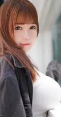 衣服都快撑不住了的波涛汹涌身形匀称女生UU酱紧身衣短裤街拍图片