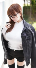 衣服都快撑不住了的波涛汹涌身形匀称女生UU酱紧身衣短裤街拍图片