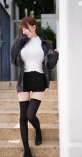 衣服都快撑不住了的波涛汹涌身形匀称女生UU酱紧身衣短裤街拍图片