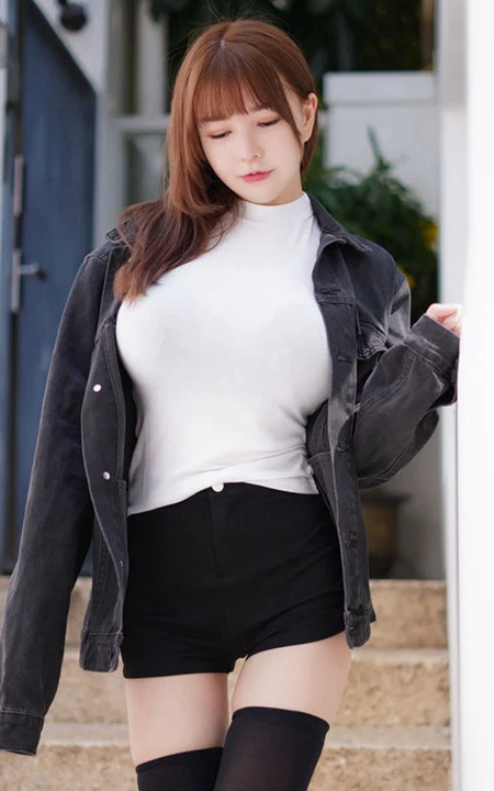 衣服都快撑不住了的波涛汹涌身形匀称女生UU酱紧身衣短裤街拍图片