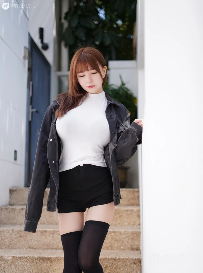衣服都快撑不住了的波涛汹涌身形匀称女生UU酱紧身衣短裤街拍图片