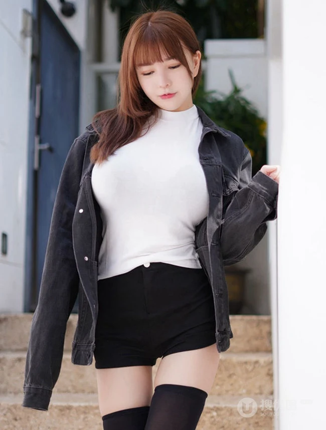 衣服都快撑不住了的波涛汹涌身形匀称女生UU酱紧身衣短裤街拍图片