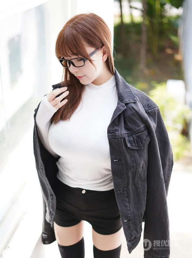 衣服都快撑不住了的波涛汹涌身形匀称女生UU酱紧身衣短裤街拍图片