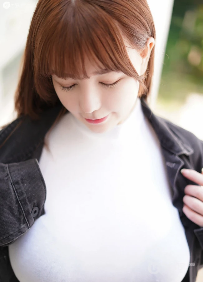 衣服都快撑不住了的波涛汹涌身形匀称女生UU酱紧身衣短裤街拍图片