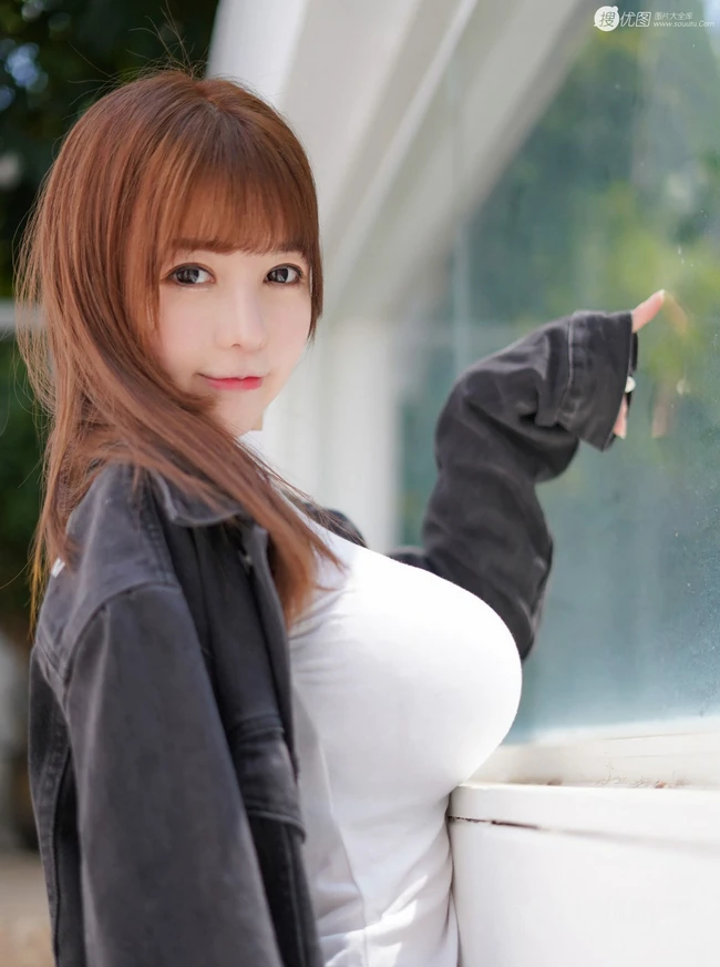 衣服都快撑不住了的波涛汹涌身形匀称女生UU酱紧身衣短裤街拍图片