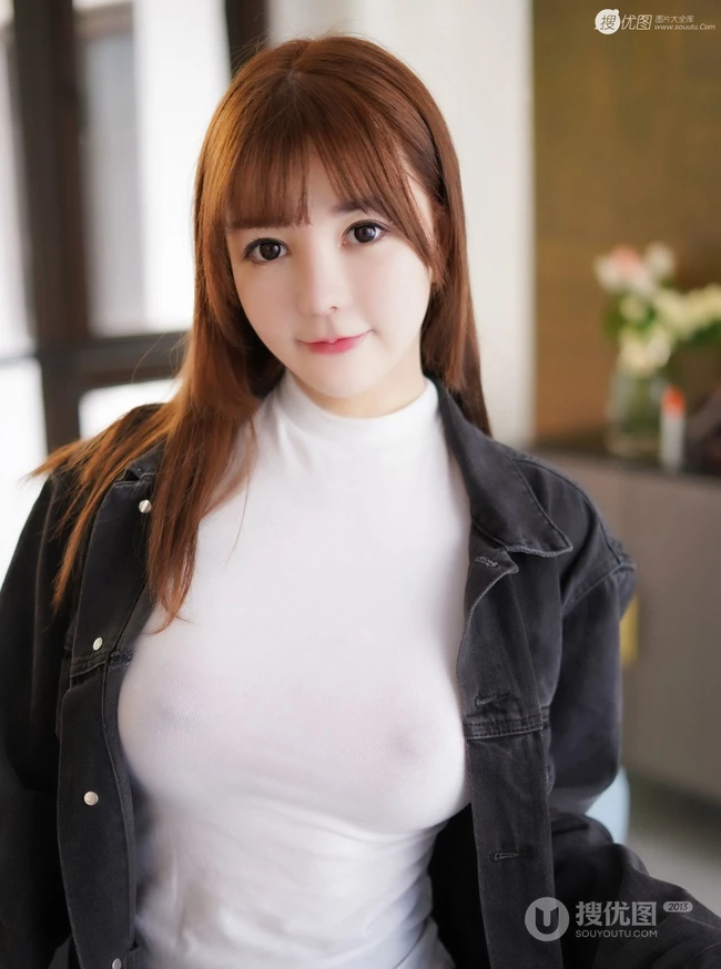 衣服都快撑不住了的波涛汹涌身形匀称女生UU酱紧身衣短裤街拍图片