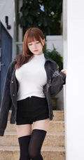 衣服都快撑不住了的波涛汹涌身形匀称女生UU酱紧身衣短裤街拍图片