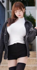 衣服都快撑不住了的波涛汹涌身形匀称女生UU酱紧身衣短裤街拍图片