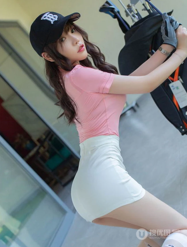 高尔夫球场里的身形匀称紧身运动衣短裙女生柔美气质写真图片