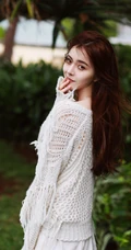 李希萌手捧椰子超美户外清新写真图片