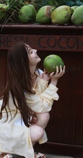 李希萌手捧椰子超美户外清新写真图片