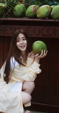 李希萌手捧椰子超美户外清新写真图片