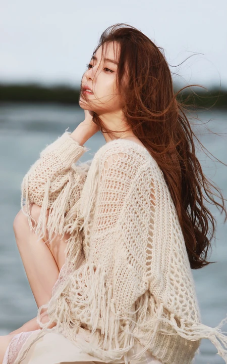 李希萌手捧椰子超美户外清新写真图片