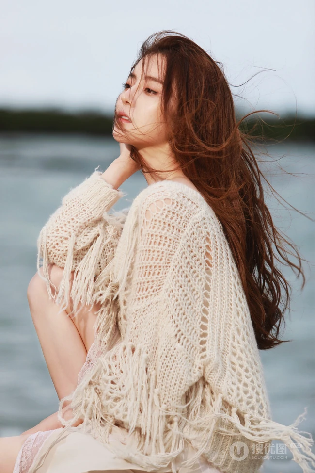 李希萌手捧椰子超美户外清新写真图片