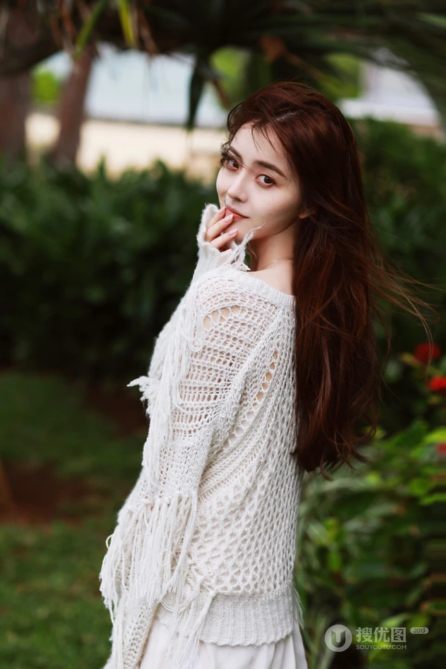 李希萌手捧椰子超美户外清新写真图片
