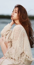 李希萌手捧椰子超美户外清新写真图片