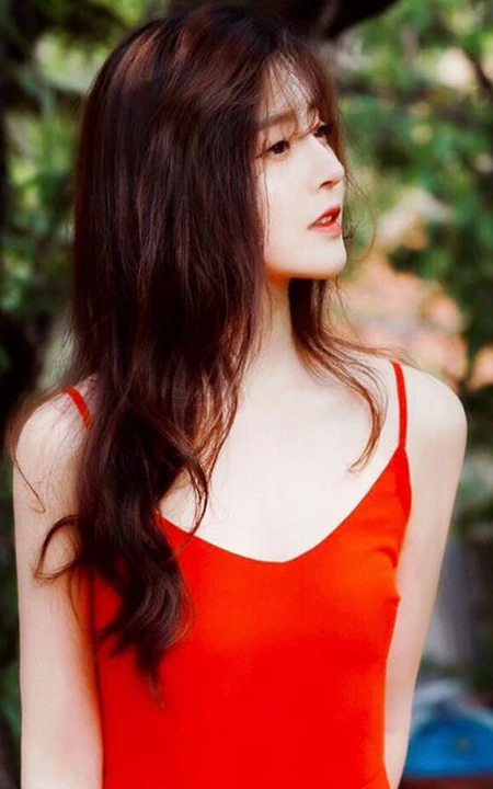 高颜值长发温柔女生李希萌唯美户外草丛意境摄影写真