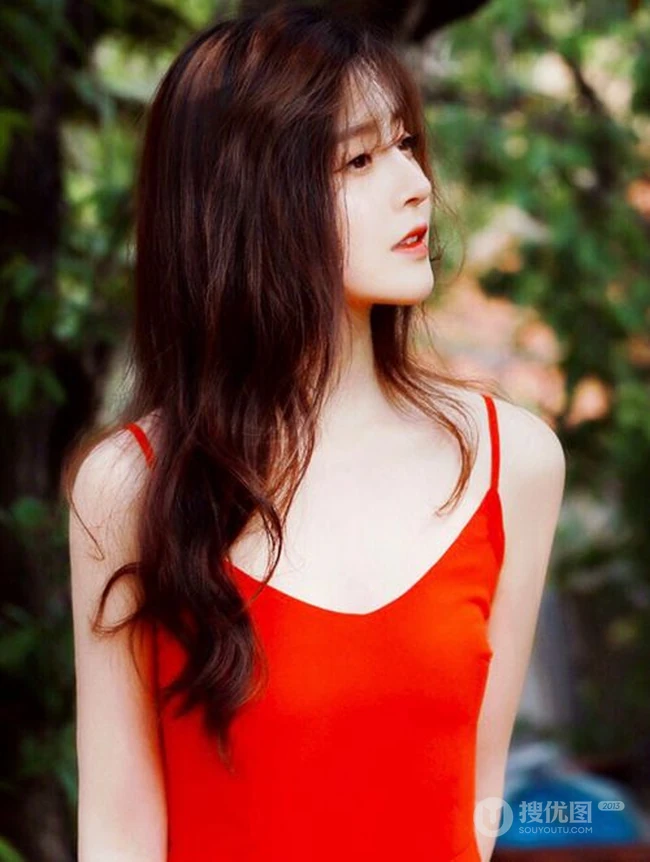 高颜值长发温柔女生李希萌唯美户外草丛意境摄影写真