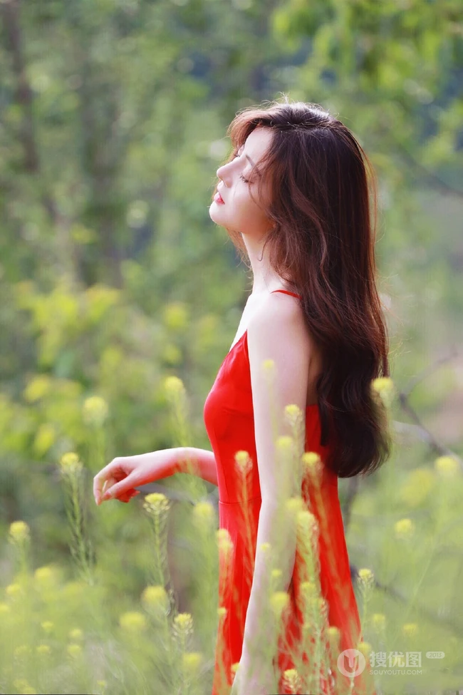 高颜值长发温柔女生李希萌唯美户外草丛意境摄影写真