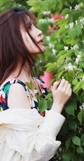 高颜值长发温柔女生李希萌唯美户外草丛意境摄影写真
