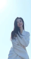 许潇晗长发气质慵懒露半肩毛衣阳光下气质图片