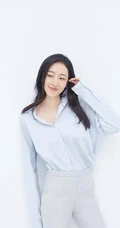 许潇晗白衣衬衫长裤露甜美笑容唯美写真图片
