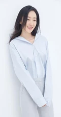许潇晗白衣衬衫长裤露甜美笑容唯美写真图片