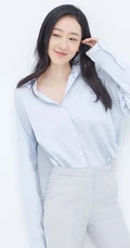 许潇晗白衣衬衫长裤露甜美笑容唯美写真图片