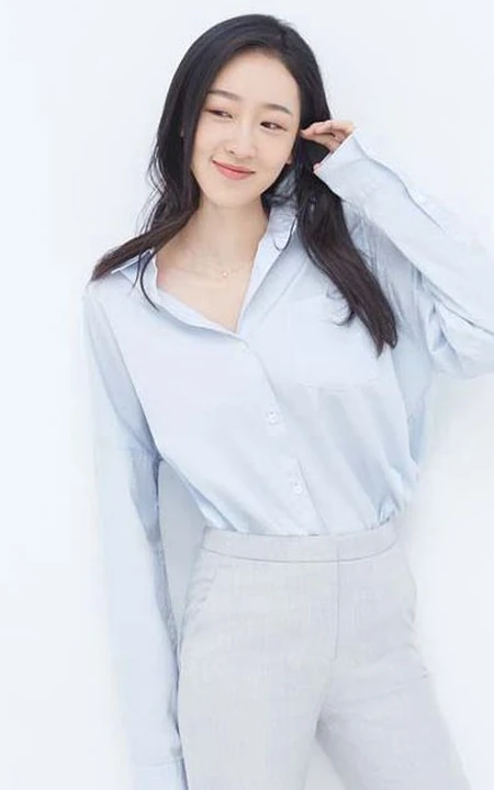许潇晗白衣衬衫长裤露甜美笑容唯美写真图片