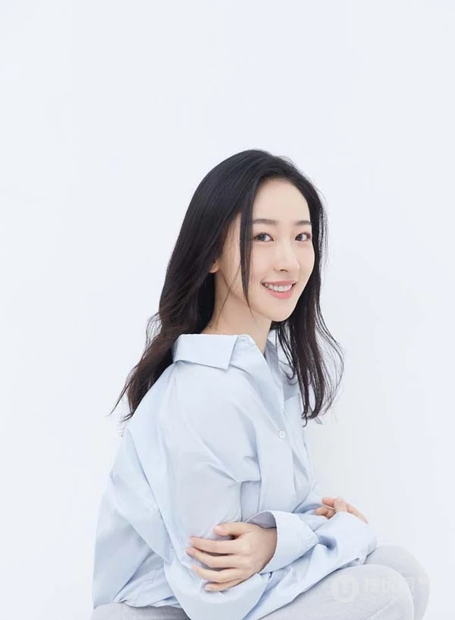 许潇晗白衣衬衫长裤露甜美笑容唯美写真图片