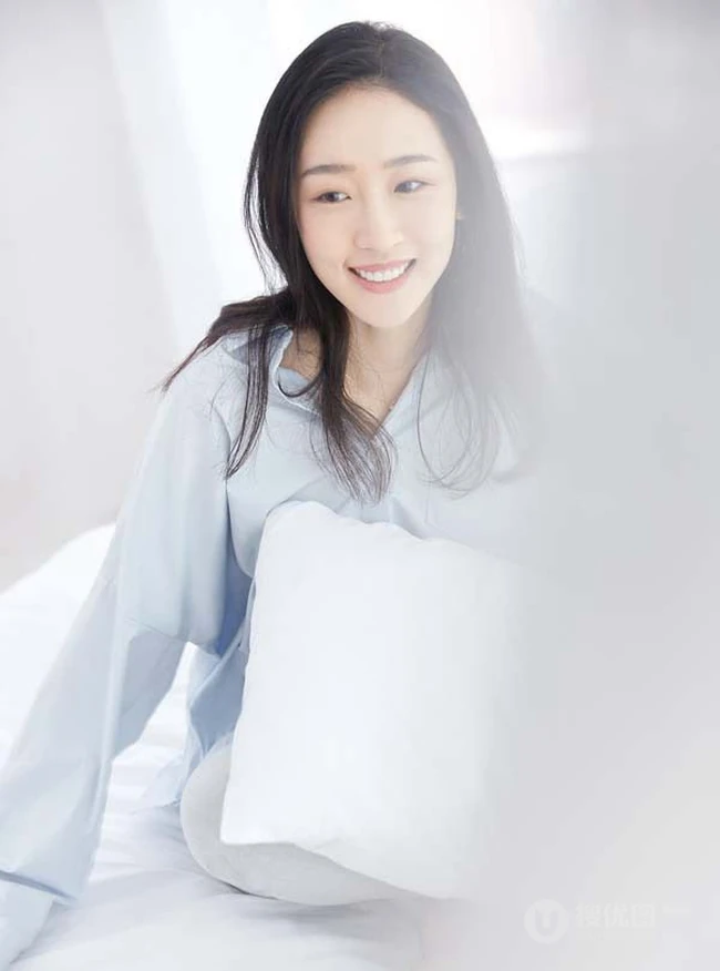 许潇晗白衣衬衫长裤露甜美笑容唯美写真图片