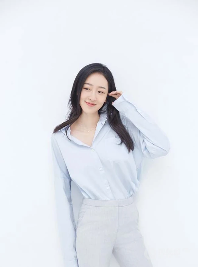 许潇晗白衣衬衫长裤露甜美笑容唯美写真图片
