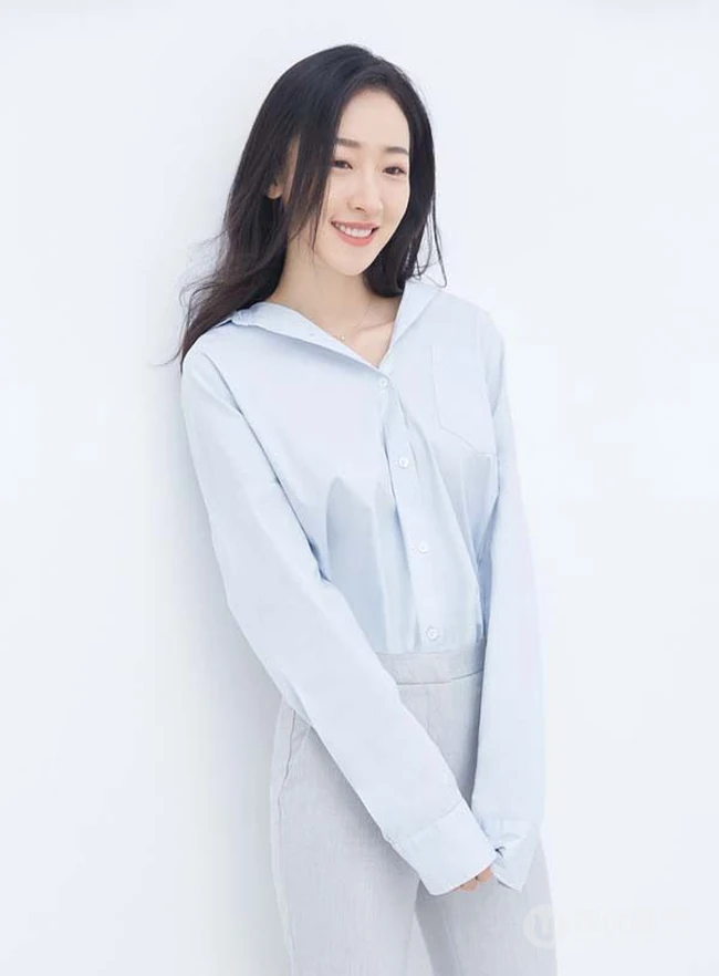 许潇晗白衣衬衫长裤露甜美笑容唯美写真图片