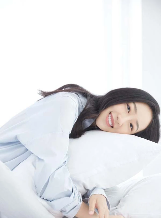 许潇晗白衣衬衫长裤露甜美笑容唯美写真图片