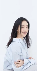 许潇晗白衣衬衫长裤露甜美笑容唯美写真图片
