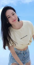 许潇晗气质紧身牛仔短裤海边沙滩纯美写真图片
