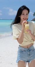 许潇晗气质紧身牛仔短裤海边沙滩纯美写真图片