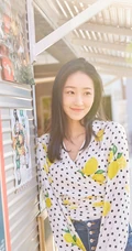 许潇晗气质紧身牛仔短裤海边沙滩纯美写真图片