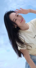 许潇晗气质紧身牛仔短裤海边沙滩纯美写真图片