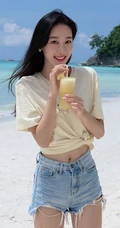 许潇晗气质紧身牛仔短裤海边沙滩纯美写真图片