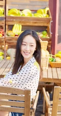 许潇晗气质紧身牛仔短裤海边沙滩纯美写真图片